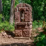 Kőből készült szabadtéri szoborfülke szent szoborral