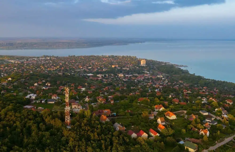 Balatonalmádi város látképe kelet felől drónról fényképezve