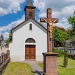 Kőkereszt a balatonalmádi Szent Margit kápolnánál