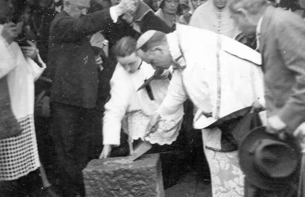 Alapkőletétel szertartása a Szent Imre-templomnál