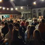 Fiatalok tömege szórakozik éjszaka a Picuri Kocsma udvarán Balatonalmádiban