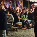 Baráti társaság sörözés közben a Picuri Kocsma teraszán Balatonalmádiban