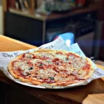Frissen sült pizza a Picuri Kocsma pultján Balatonalmádiban